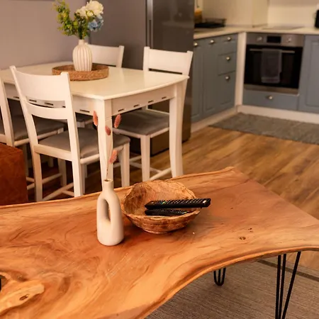 Mall Of - Urbanlux Retreat, Free Parking